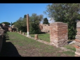 06499 ostia - regio iv - insula v - schola del traiano (iv,v,15) and domus (iv,v,16) - blick ins peristylium von suedwesten - 09-2016.jpg